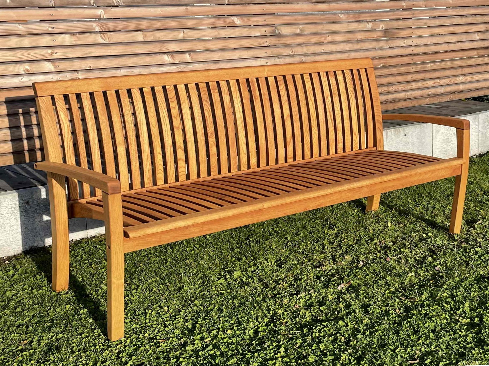 Sitzbänke aus Holz