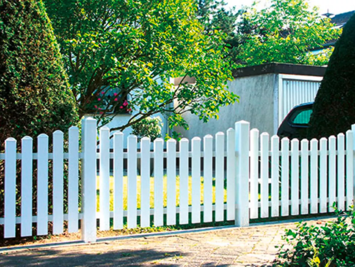 Kunststoffzaun_Donautal_weiss_mel4gyw9fnex.jpg