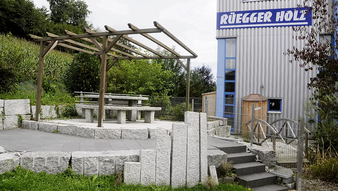Sitzplatz_Granittisch-Pergola.jpg Sitzplatz_Granittisch-Pergola.jpg