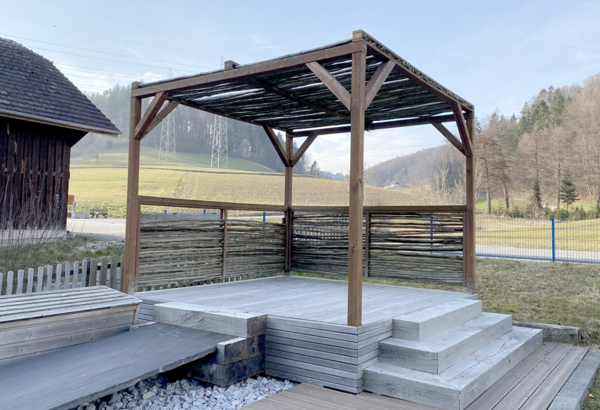 Pergola_mit_Eucalyptus_Beschattung_17ydd1qqazaz8.jpg