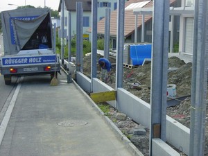 Laermschutzwand_Einbau_Betonstellriemen.jpg
