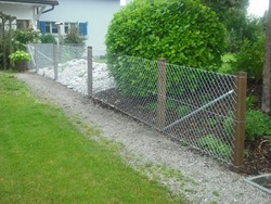 Diagonalgeflecht_mit_ Holzpfaehlen_ym34c7pqk5px.jpg