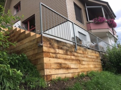 Holzschwellenwand_mit_Gelaender2.jpg
