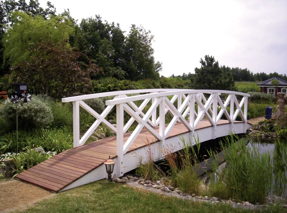Joda_Garteneinrichtung_Bogen_Teichbruecke_Premium_Fichte_Weiss_Farbe_bauseits_Milieu.jpg
