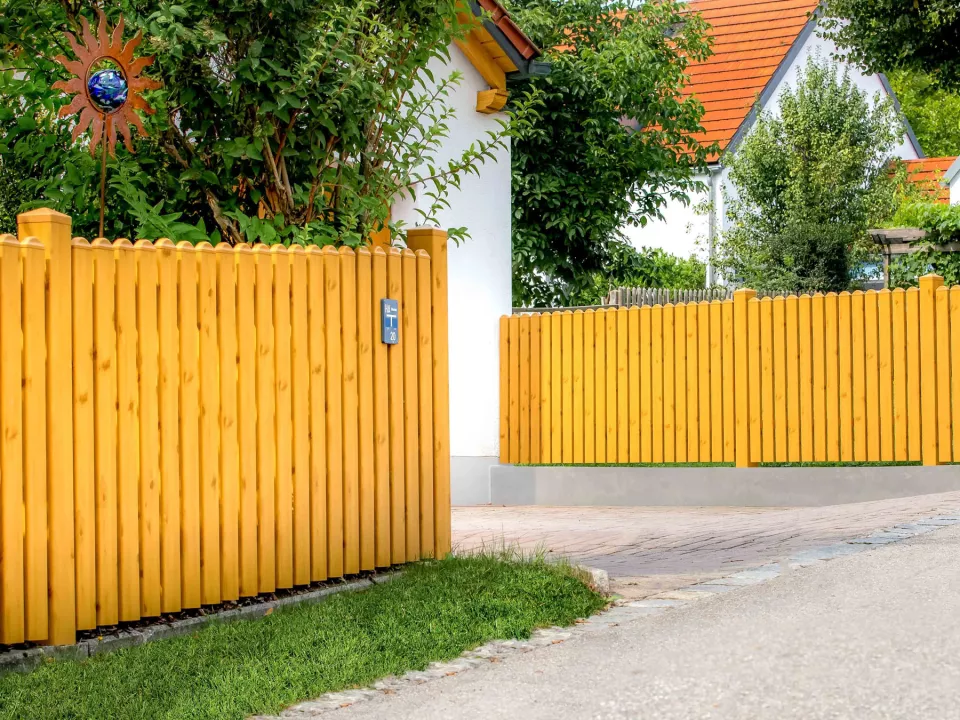 Kunststoffzaun_Dekor_Astfichte.jpg