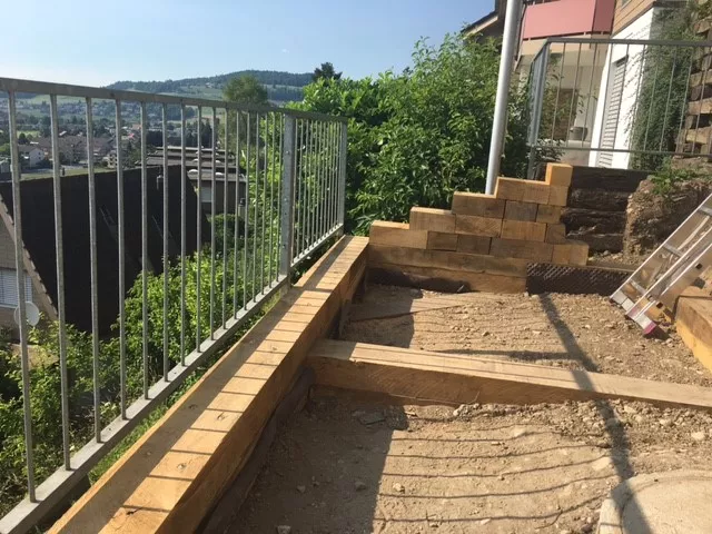 Holzschwellenwand_im_Bau.jpg Holzschwellenwand_im_Bau.jpg