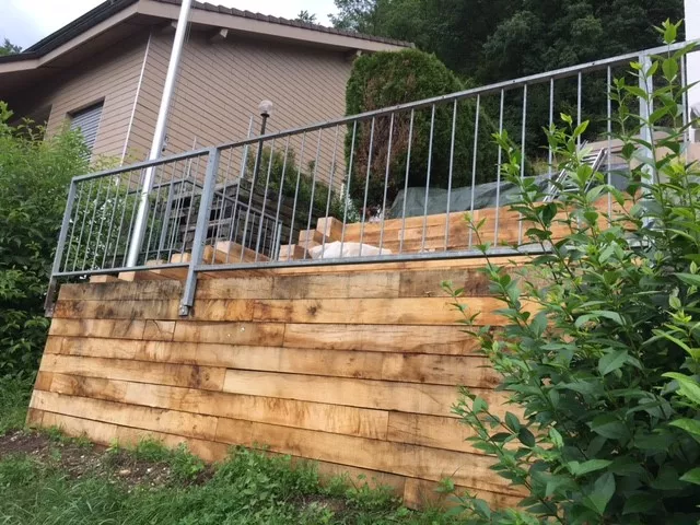 Holzschwellenwand_mit_Gelaender.jpg Holzschwellenwand_mit_Gelaender.jpg