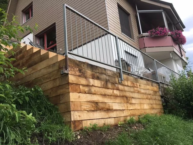 Holzschwellenwand_mit_Gelaender2.jpg Holzschwellenwand_mit_Gelaender2.jpg