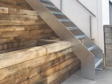 Holzschwellen_mit_Treppenaufgang.jpg Holzschwellen_mit_Treppenaufgang.jpg
