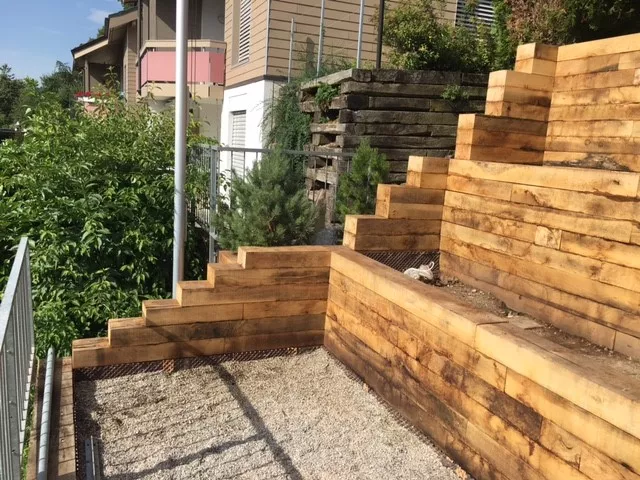 Holzschwellenwand.jpg Holzschwellenwand.jpg