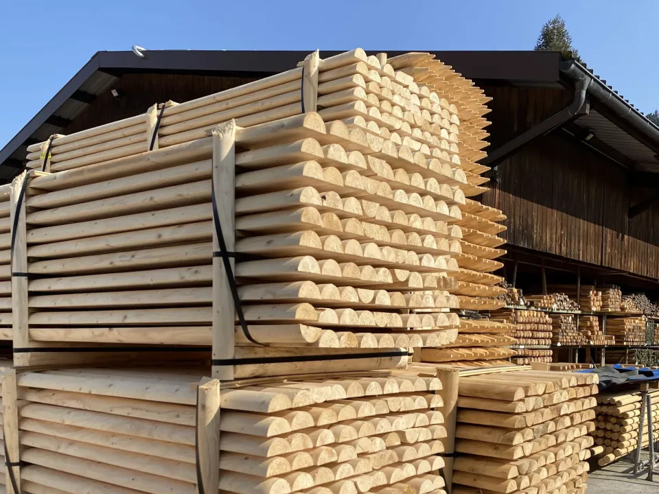 Halbrundlatten_roh.jpg Halbrundlatten_roh.jpg