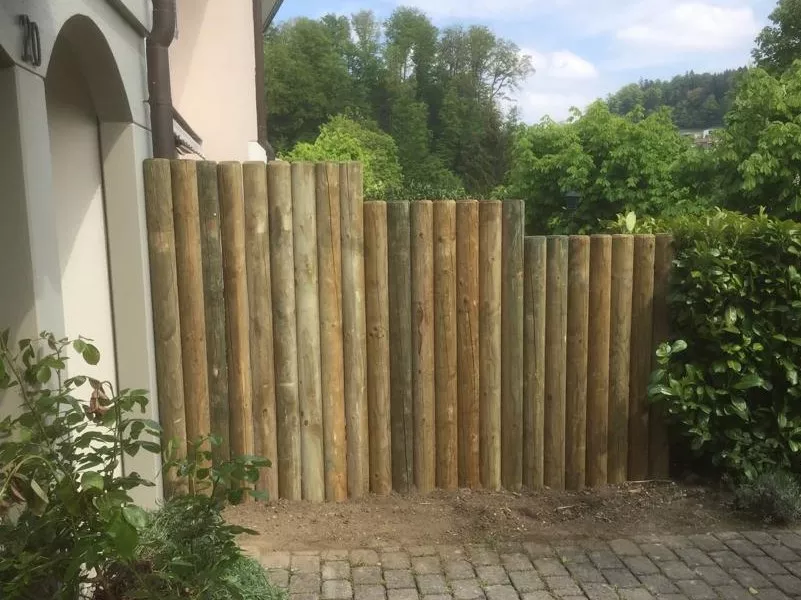 Palisasden_Abtrennwand.jpg Palisasden_Abtrennwand.jpg