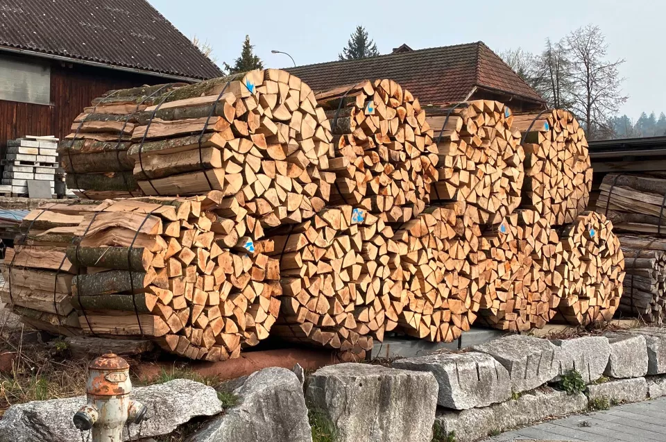 Brennholz_Sterbuende_h74rfvp8ltt8.jpg
