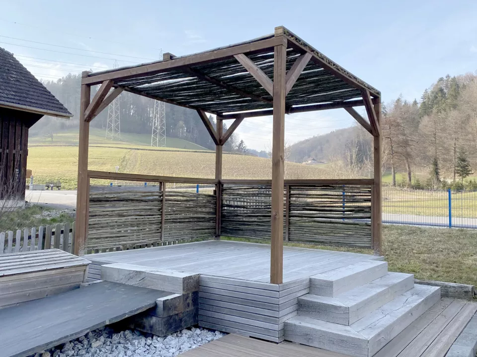Pergola_mit_Eucalyptus_Beschattung_1jm7s6d5ds3ka.jpg