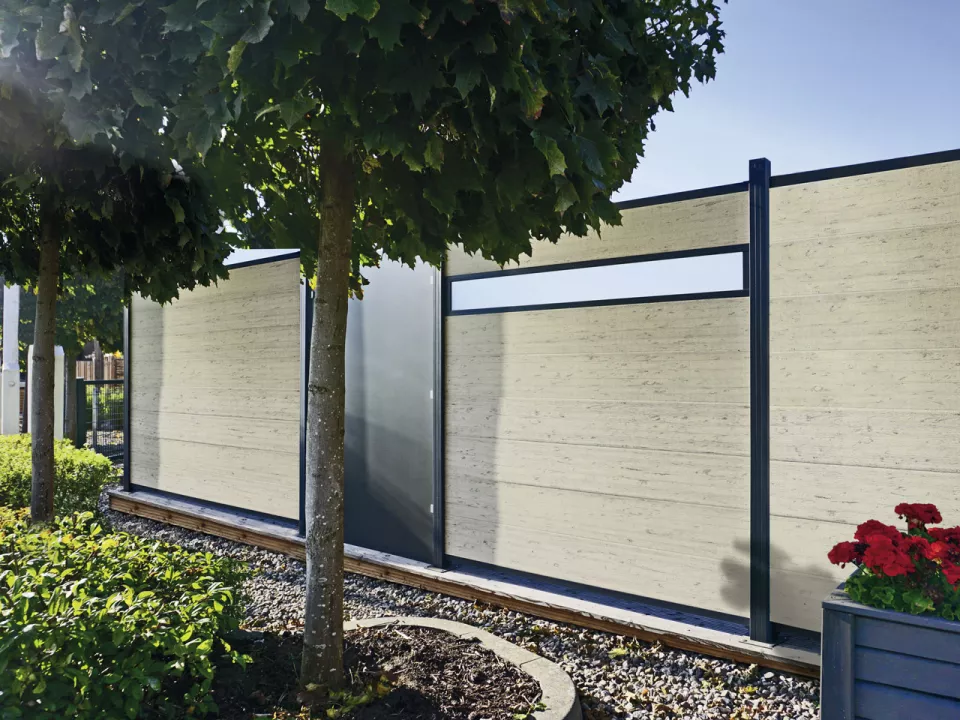Sichtschutzzaun_Kingston_Systemzaun_WPC_Saharbeige_bicolor_Fenster_Milieu.jpg